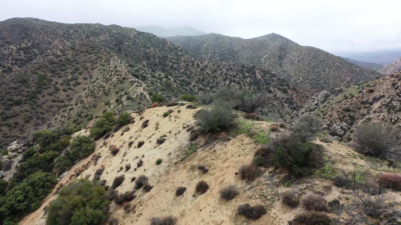 empuje aéreo en revelación de deep creek en el desierto de hesperia después de una inundación en el desierto de california