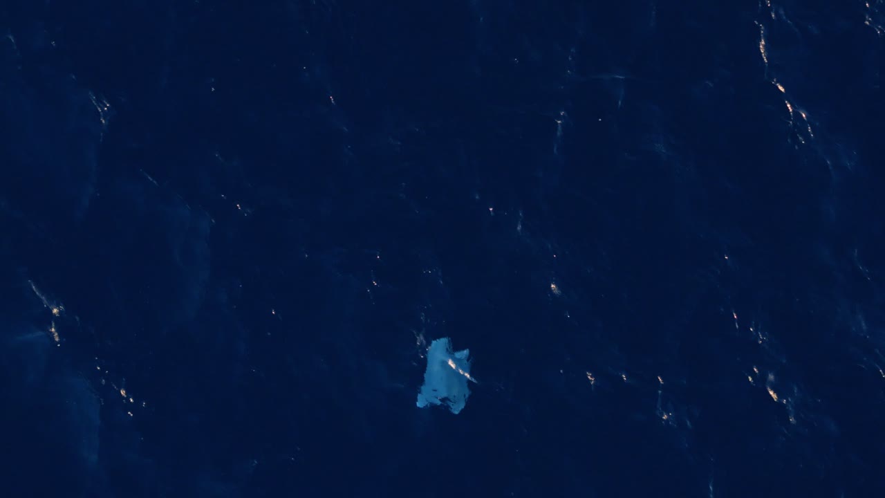 큰 색의 해양 쓰레기, 플라스틱 또는 떠다니는 쓰레기가 바다의 파도 파동 아래로 떠다니고 왜곡됩니다.