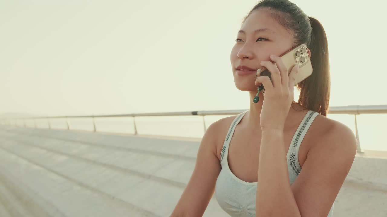 전화 통화 중인 여자