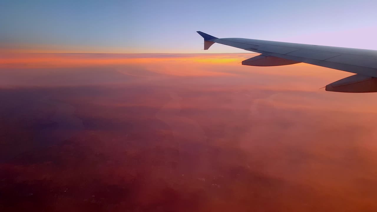 vista del atardecer desde la ventana del avión