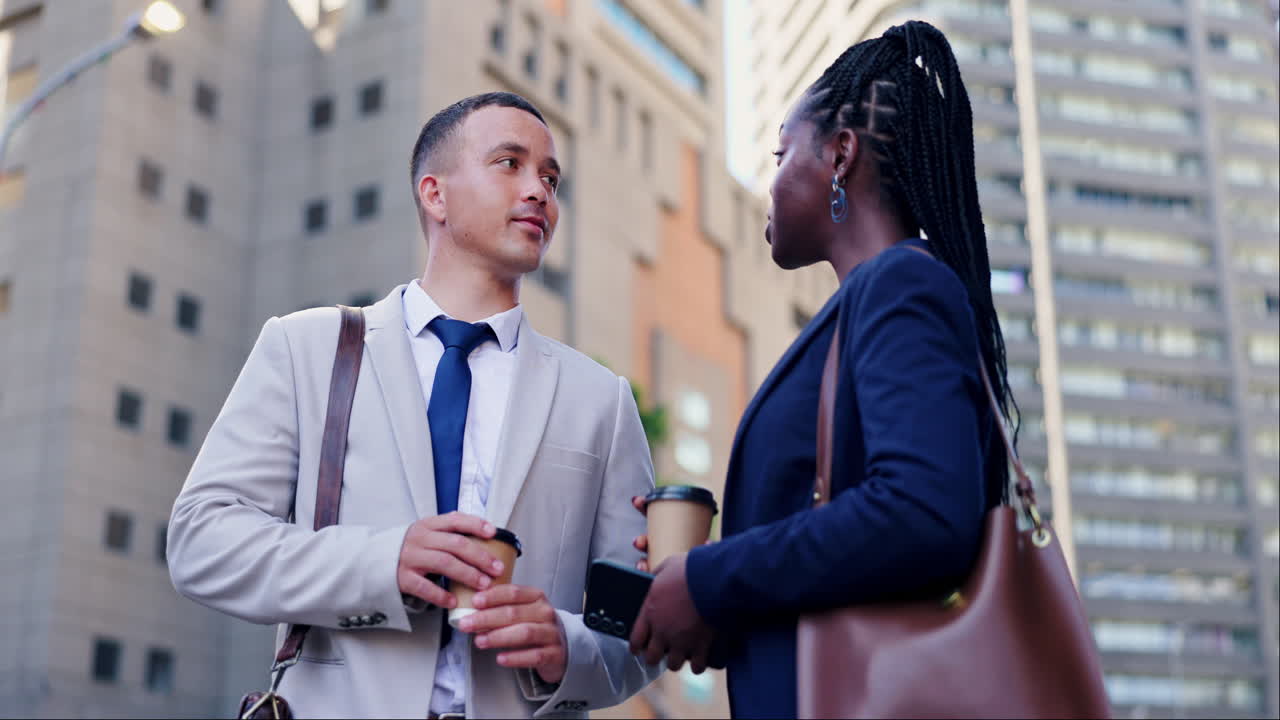 colegas de negocios discutiendo en la ciudad