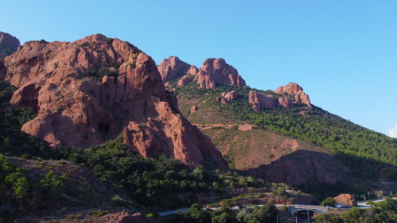 석양의 프랑스 해안과 황금빛 섬의 아름다운 공중 풍경