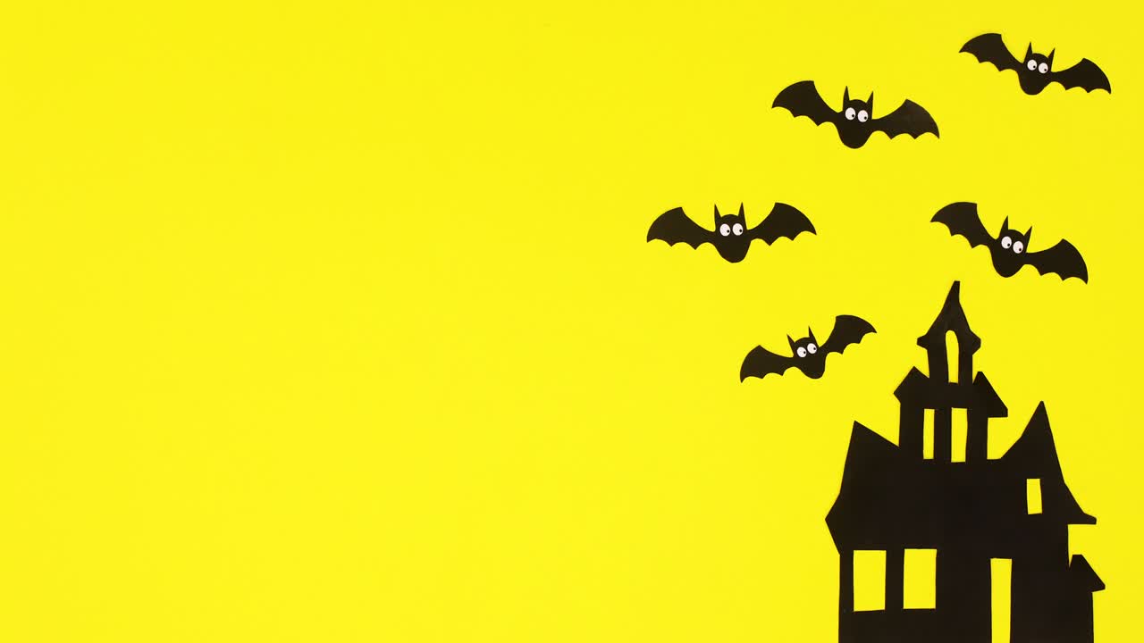 Animazione stop motion di Halloween, pipistrelli che volano sopra la casa degli orrori inquietante.