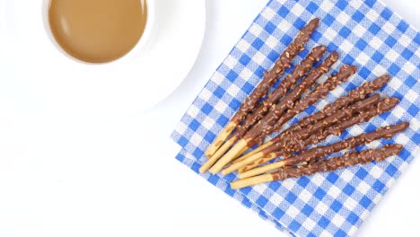 Barra-De-Chocolate-Negro-Con-Nueces-Y-Almendras-En-La-Mesa