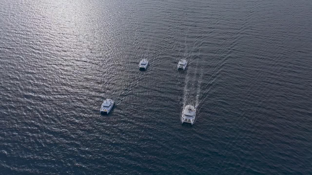 Ripresa aerea di eleganti barche in acque oceaniche tranquille, Grecia