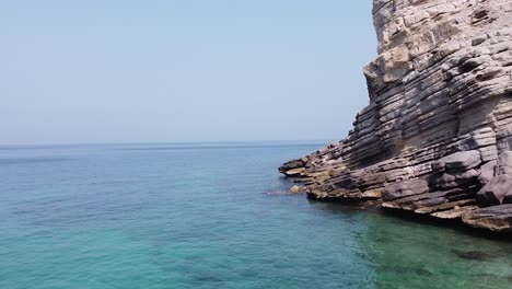 Drohnenaufnahme-Einer-Felsigen-Klippe-Am-Meer-Im-Oman