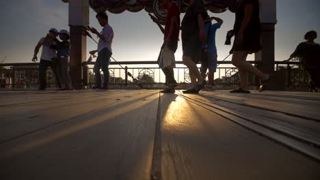 Tiro-de-seguimiento-bajo-a-lo-largo-de-Board-Walk-Vietnam