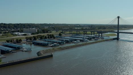 Drohnenaufnahmen-Von-Alton,-Dem-Hafen-Von-Illinois-Und-Der-Clark-Bridge-über-Den-Mississippi