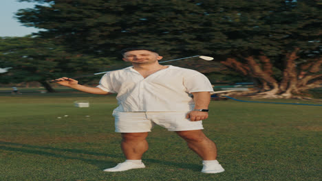 hombre jugando al golf