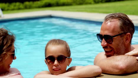 Familie-Genießt-Im-Schwimmbad