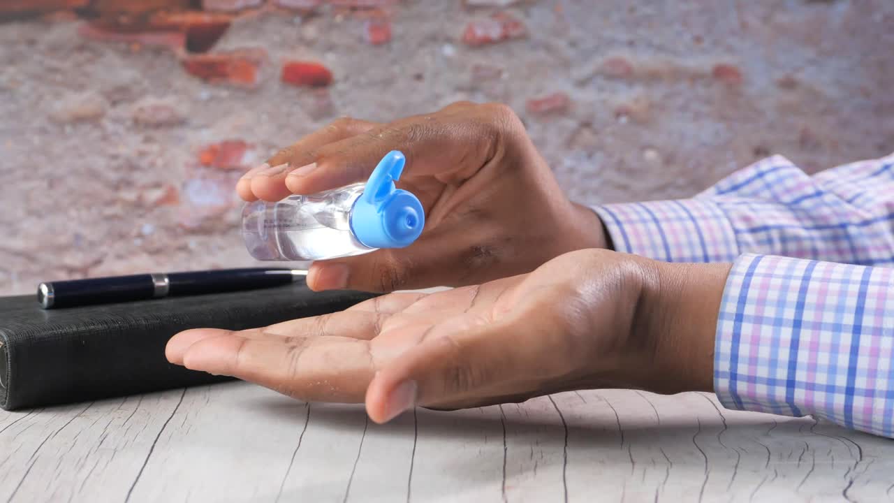 aplicación de desinfectante para las manos