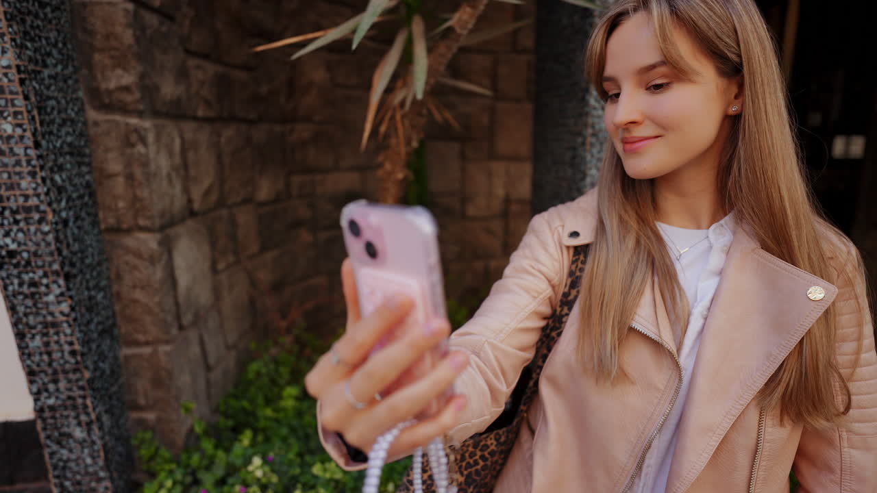 mujer tomando una selfie al aire libre
