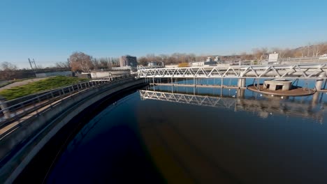 fpv disparado por encima de grandes tanques de agua dentro de una planta de filtración en avignon