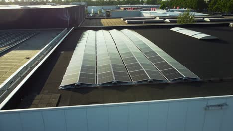 múltiples paneles solares en un techo p4