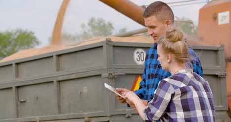 Landwirtschaft-Weibliche-Und-Männliche-Landwirte,-Die-Während-Der-Ernte-Am-Weizenfeld-Sprechen-8