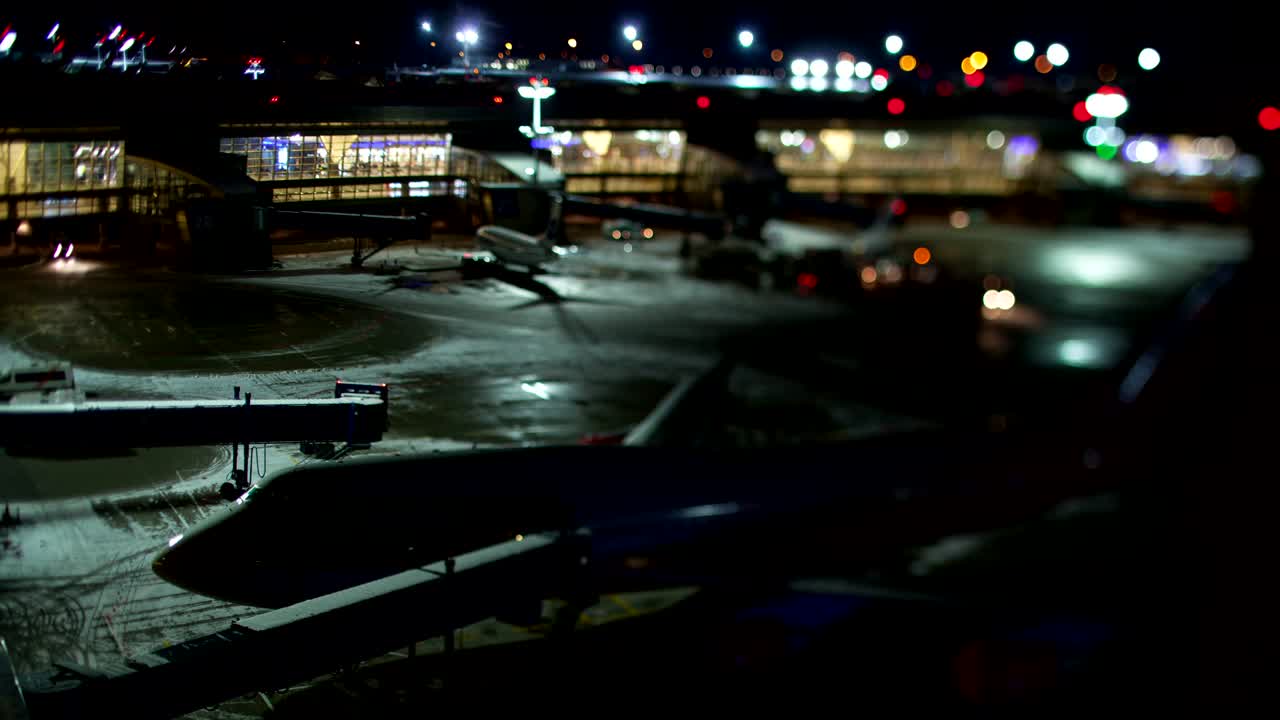 Timelapse av flyplass en vinternatt