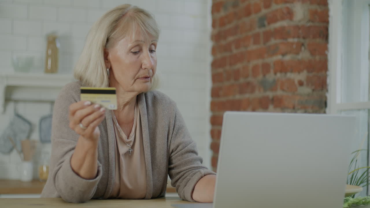 Mulher Idosa Fazendo Compras Online com Cartão de Crédito