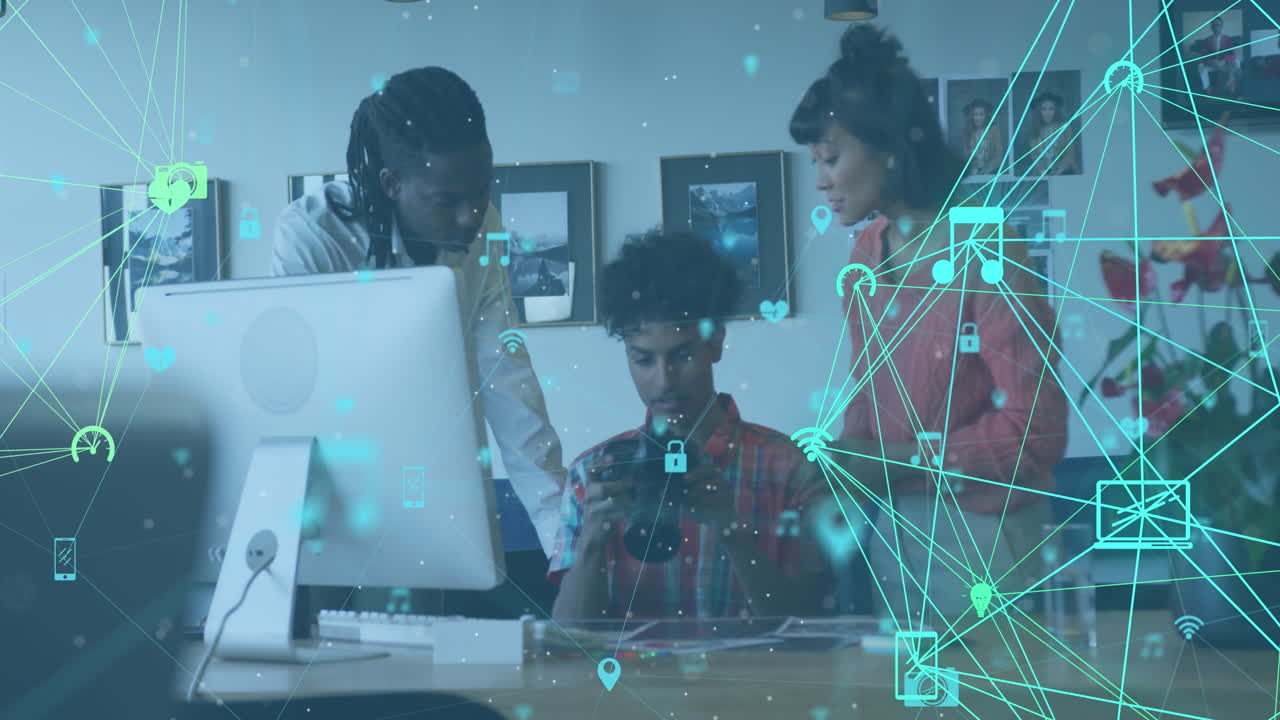 animazione di una rete di connessioni con icone su diverse persone d'affari che lavorano in ufficio