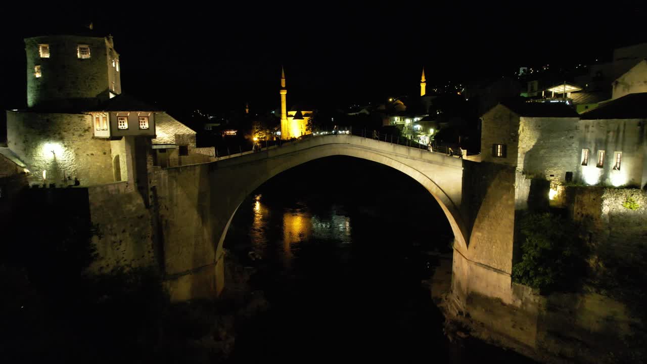 el puente de mostar por la noche