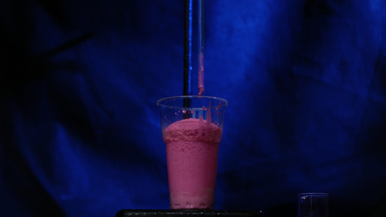 피과 플라스틱 컵으로 분홍색 액체 실험