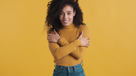 Afroamerikanische-Glückliche-Frau-Auf-Orangefarbenem-Hintergrund.