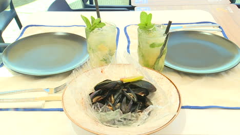 table with cocktails and mussels