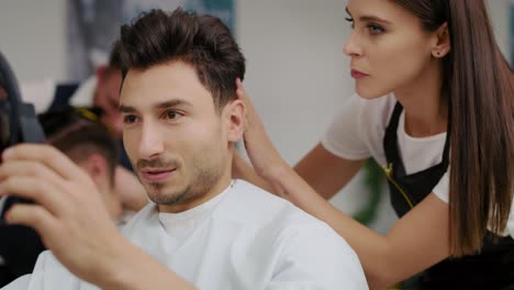 vue à main de l'homme faisant une visite chez le coiffeur