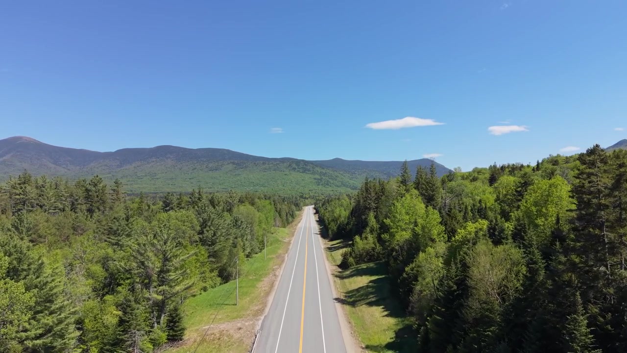 New Hampshire'daki Crawford Notch Dağ Geçidi. Havadan ileriye doğru çekim, metin alanı