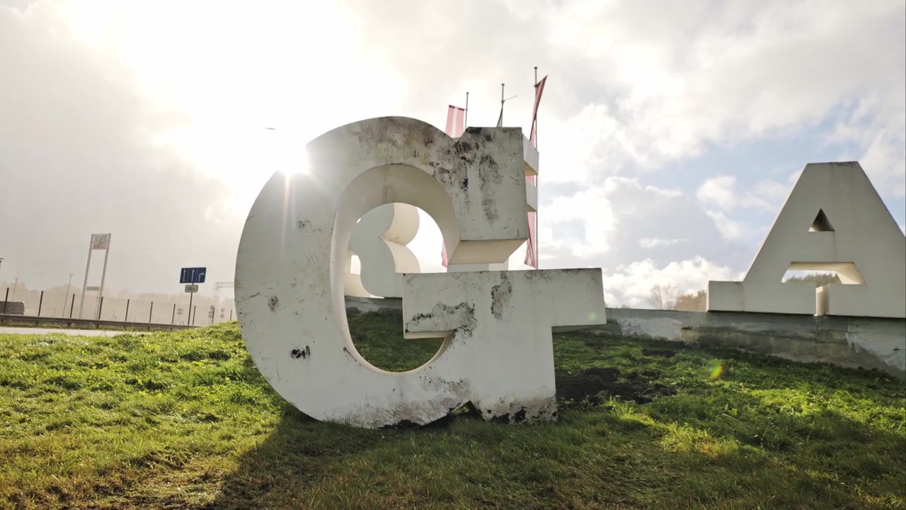 Insegna di Riga con la "G" mancante a causa di danni da tempesta, con la luce del sole che filtra