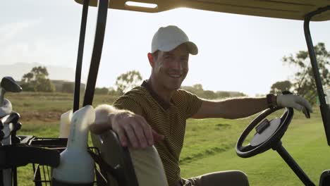 golfistas caucásicos en un coche de golf