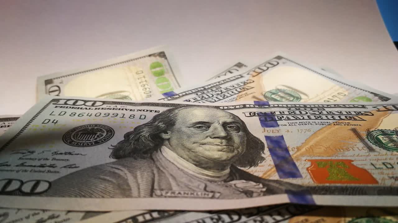 Counting hundreds of dollar notes