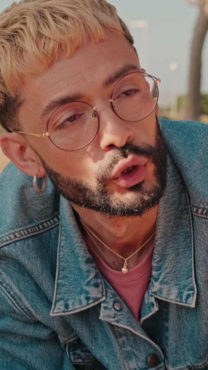 amigos disfrutando de un picnic soleado en el parque
