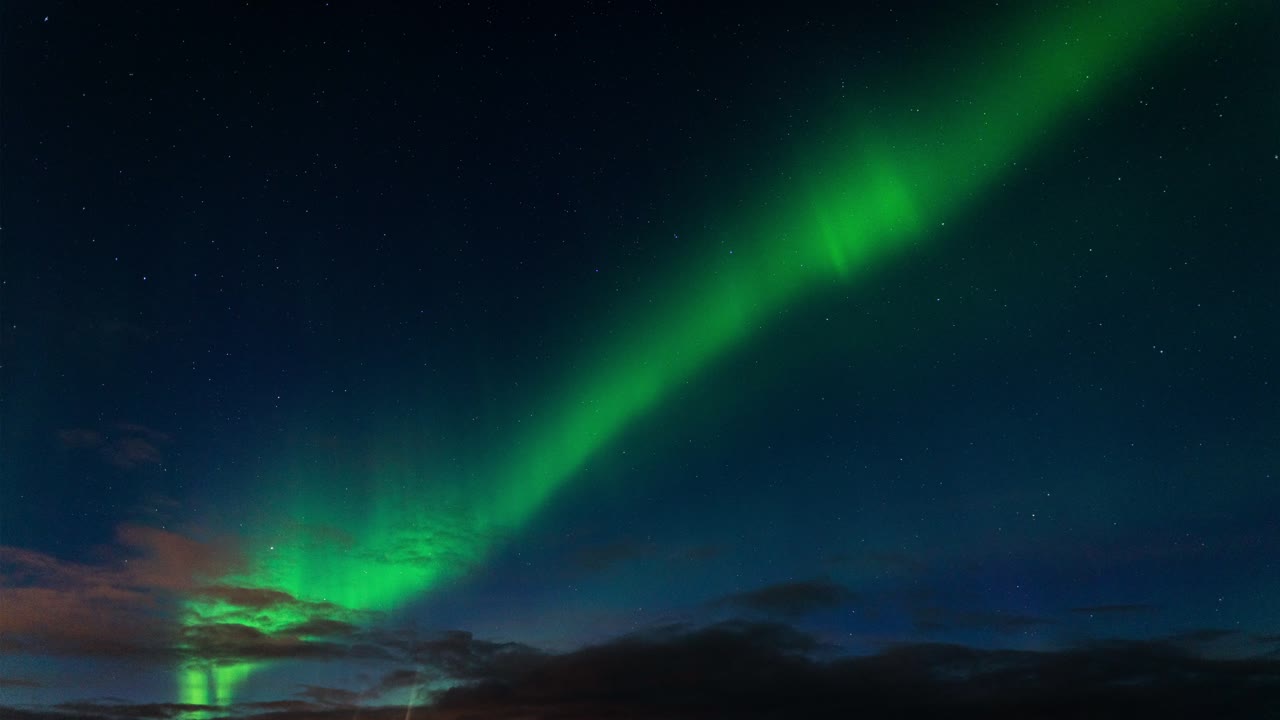 aurora borealis timelapse en el cielo en islandia - tiro de ángulo bajo