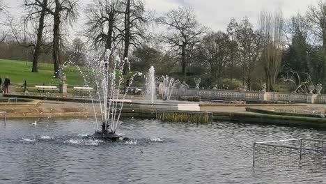 Grandes-Fuentes-De-Agua-En-Un-Parque-De-Londres-Con-Gaviotas-Y-Palomas-Tomando-Un-Trago-En-El-Agua-En-Un-Día-Gris-Y-Nublado-En-Inglaterra