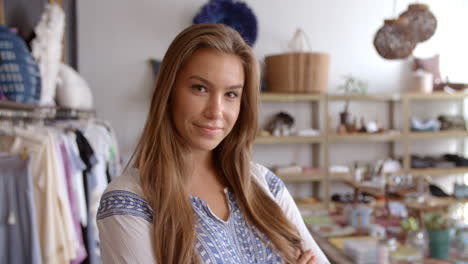 asistente de ventas femenina en una boutique entra en el plano focal