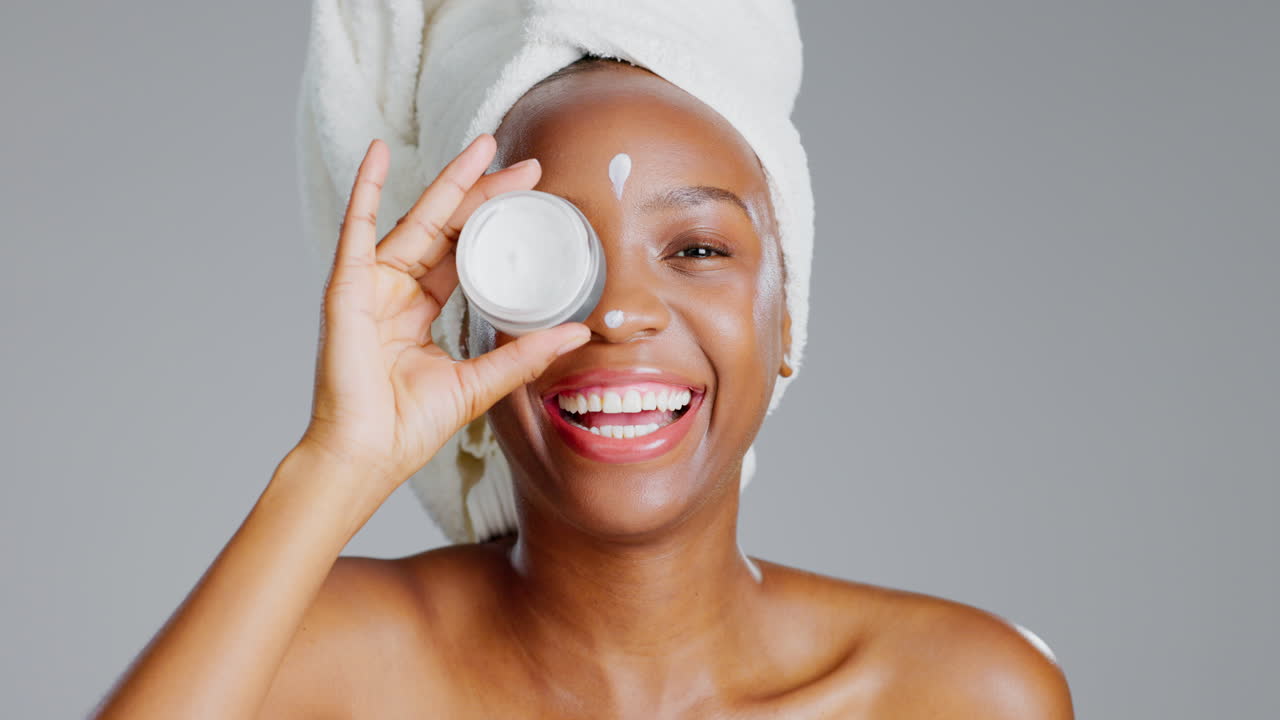 mujer negra, cara y crema, diversión y risa