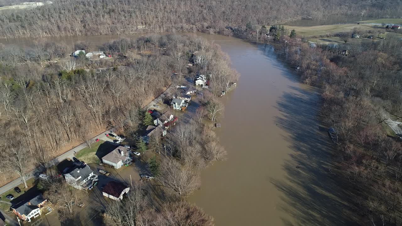 강이 주택에 범람한 후 켄터키주에 있는 미국 주거 지역의 공중 하향식 전망