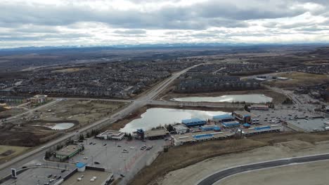 Vista-Aérea-De-Una-Comunidad-Suburbana-En-Calgary,-Canadá,-En-Primavera-Después-De-Que-La-Nieve-Se-Derrita