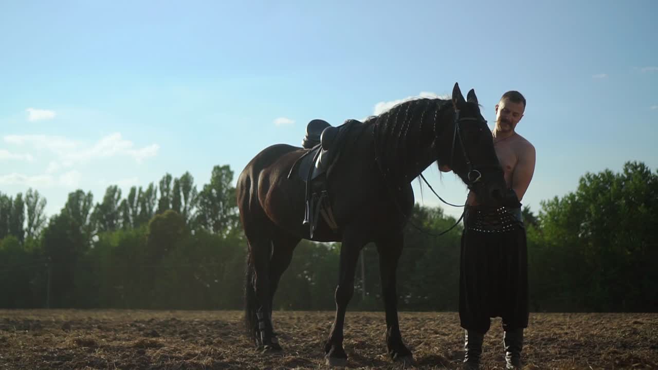 un uomo cammina con un cavallo nel campo 03
