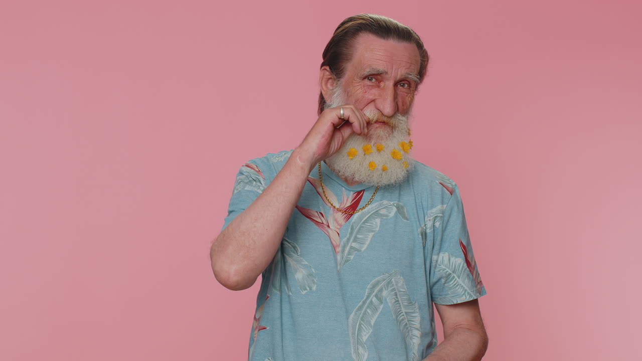 alegre hermosa barba de flores abuelo mayor modelo de moda sonriendo y mirando a la cámara solo