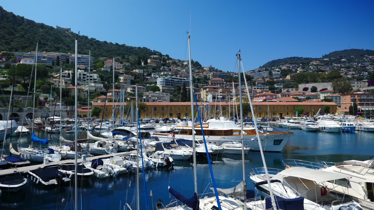 puerto deportivo de villefranche-sur-mer con barcos y yates, riviera francesa