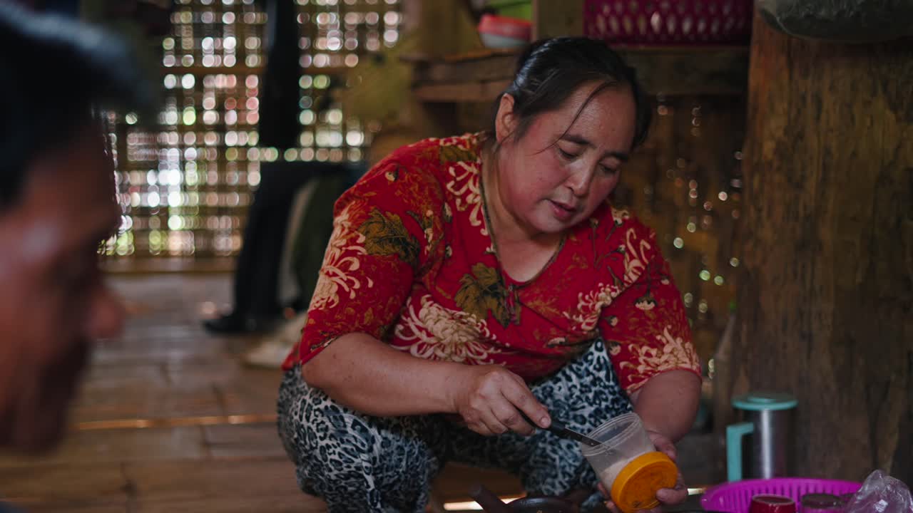 부에서 음식을 준비하는 여자