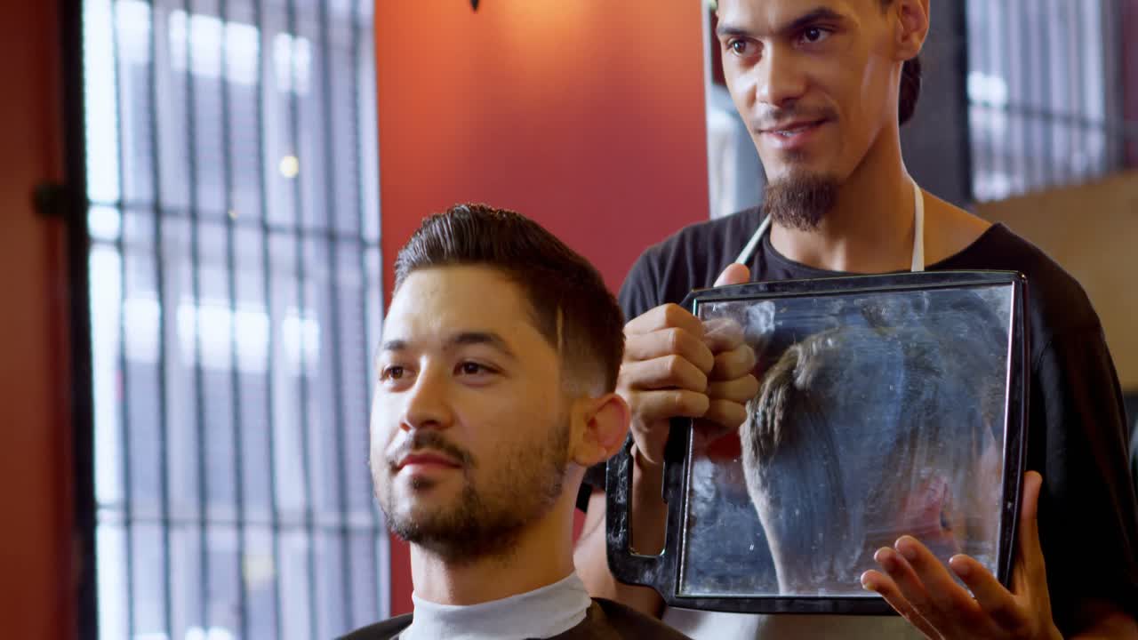 peluquero mostrando el corte de pelo del cliente en el espejo 4k