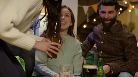 Grupo-De-Amigos-En-Casa-O-En-El-Bar-Celebrando-La-Fiesta-Del-Día-De-San-Patricio-Haciendo-Aplausos-Con-Alcohol-Y-Comiendo-Palomitas-De-Maíz