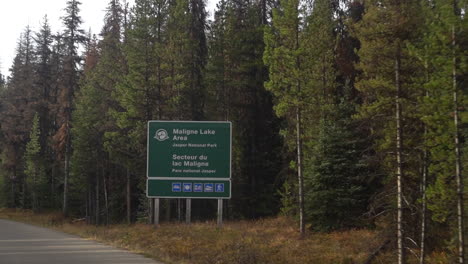 área-Del-Lago-Maligne,-Señal-De-Tráfico-Del-Parque-Nacional-Jasper,-Canadá,-Punto-De-Vista-Del-Conductor