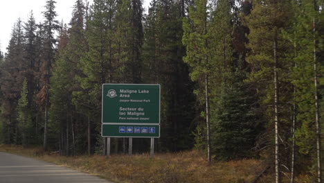 área del lago maligne, señal de tráfico del parque nacional jasper, canadá, punto de vista del conductor