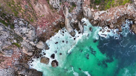áfrica del sur drones aéreos cinematográficos costa chapman pico noordhoek ciudad del cabo hout bahía pescado gancho buena esperanza ciudad de simon impresionante agua azul profundo olas de agua rompiendo rocas de arrecife escarpado verde movimiento hacia arriba