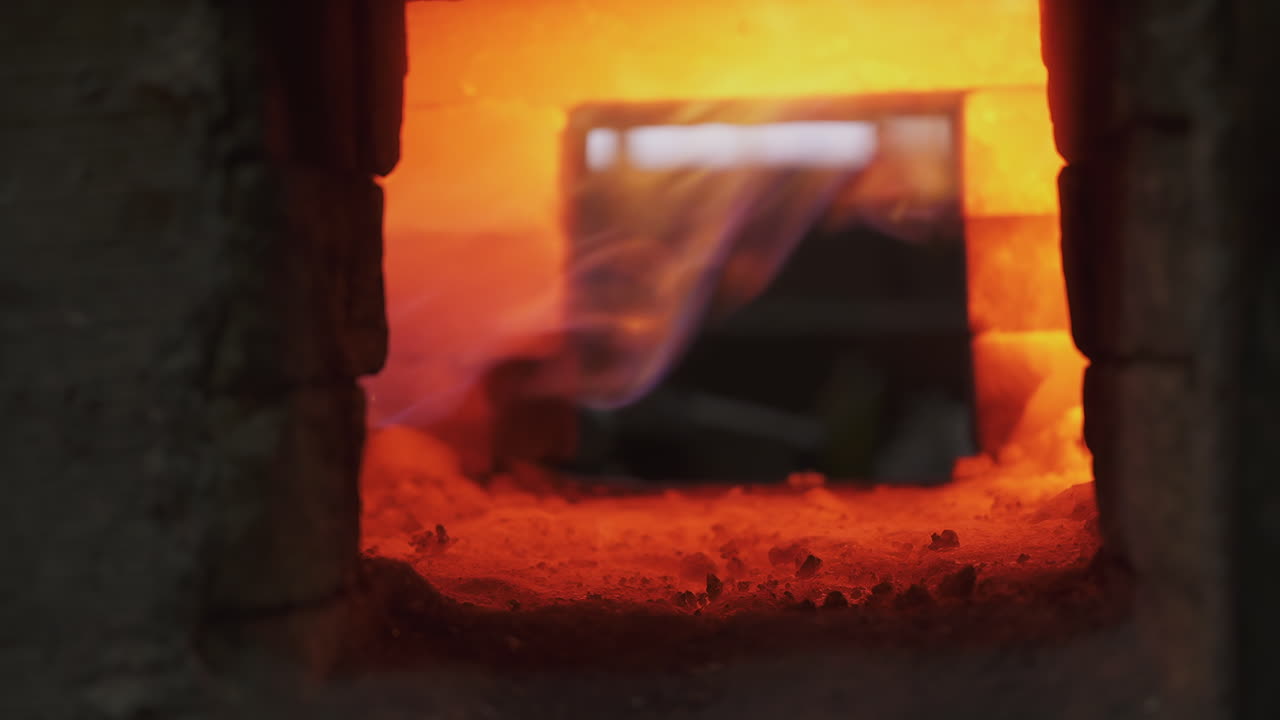 금속이 도공장에서 가열되고 있습니다.