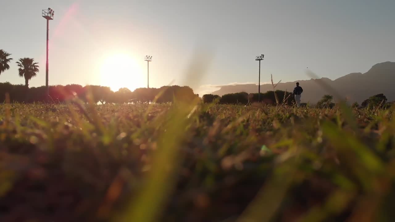 jugador de béisbol de bajo ángulo lanzando una pelota
