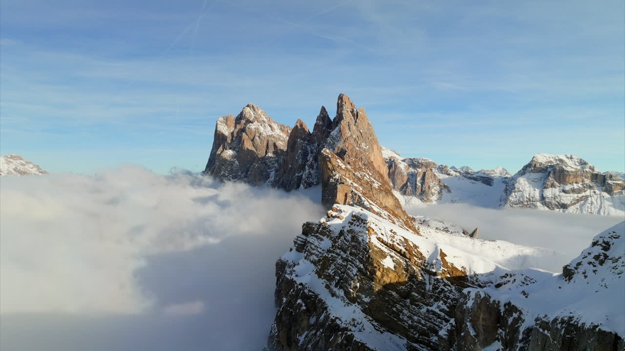 dolomites의 aerial drone pov seceda odle 산과 val gardena 정상이 구름의 바다 위에 있습니다.